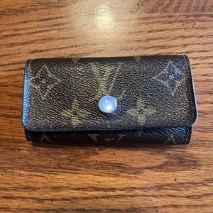 Vintage LV 4 key holder